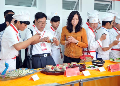 领导和嘉宾参观展台