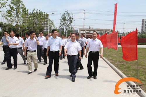 热烈欢迎新华教育集团电脑事业部各位领导莅临我校参观指导 热烈欢迎新华教育集团电脑事业部各位领导莅临我校参观指导