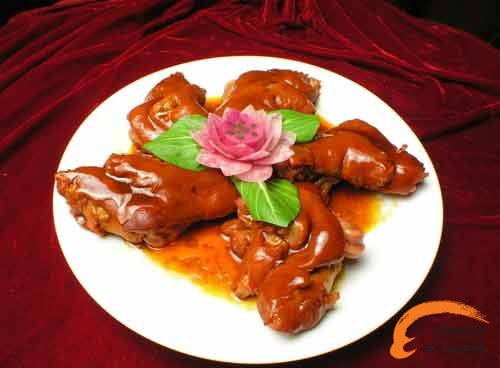 安徽新东方烹饪大师教你酱猪蹄的家常做法