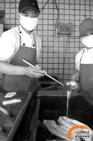 保定油条哥拒绝复炸油 一根油条引发的食品良知