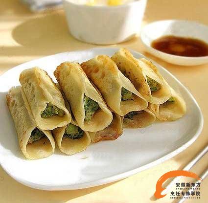 安徽新东方烹饪大师教你制作三鲜锅贴