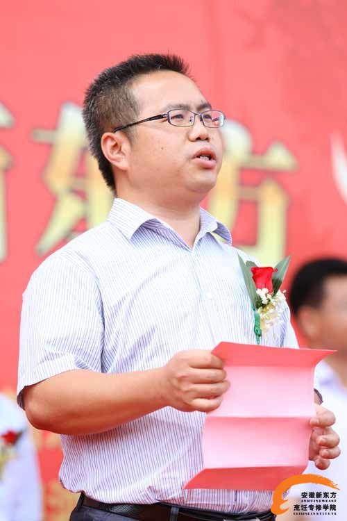 新华教育集团常务副总经理张明在开幕式上对参赛选手提出希望
