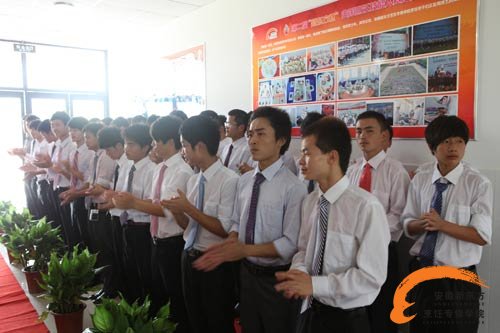 龙腾四海游九州 毕业学子展风姿