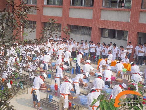  安徽新东方烹饪学院原料初步加工比赛——整鸡脱骨单项赛