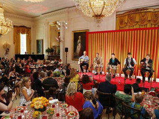 【中国日报网】 米歇尔在白宫举行首届“儿童厨师国宴”