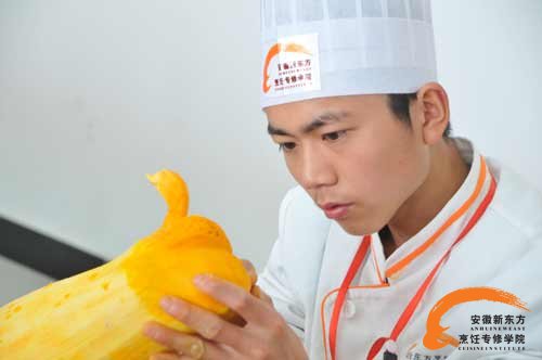 金牌大厨专业阶段课程：基础冷菜冷拼及花卉雕刻技术