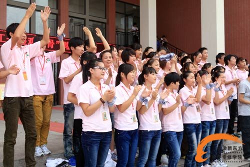 西点专业加油助威的开心学子们