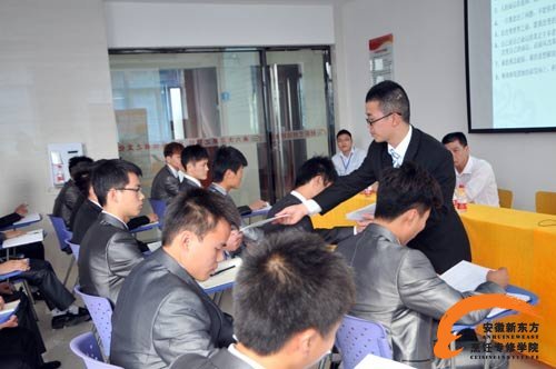 南京粤鸿和人事经理为同学们发招聘简章
