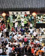 【中国新闻周刊网】双节消费繁荣 餐饮市场红火爆棚