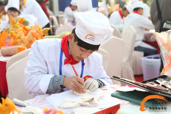 安徽省果蔬雕刻邀请赛中喜获13枚特金奖 18枚金奖