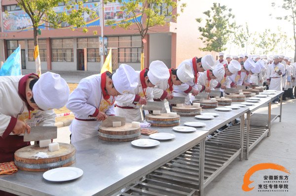 新时期新观念厨师地位高收入丰