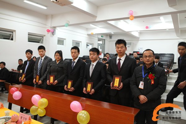 创就业中心董主任为优秀学子颁发证书