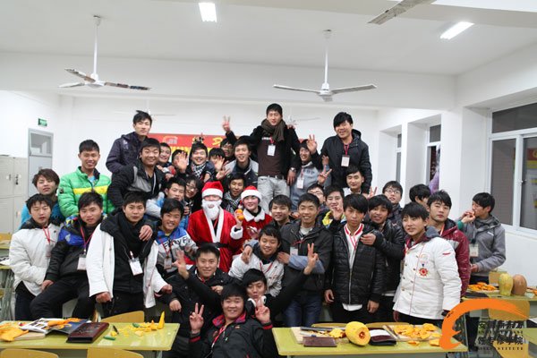 爆！平安夜圣诞老人降临安徽新东方送礼物！