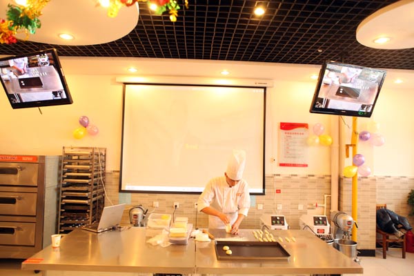 西点教育与市场接轨    面包新语总经理来安徽新东方讲学