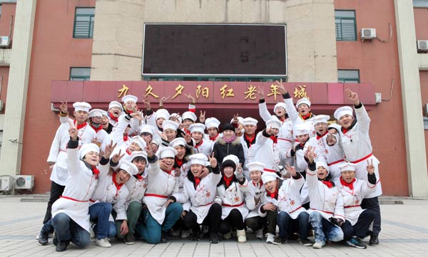 关爱老人 与爱同行——两年制大厨精英专业学生走进敬老院