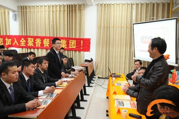 “速配”成功率高  校园招聘会一场接一场