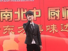 男孩深情演唱《坏女孩》