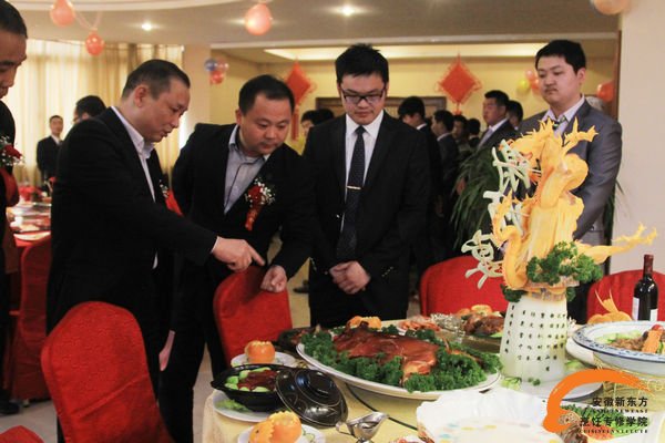 学校领导参观学生毕业宴席