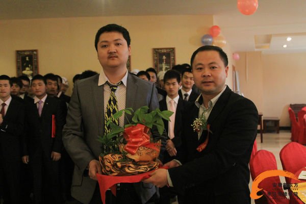 张主任接过学生代表送上的礼物