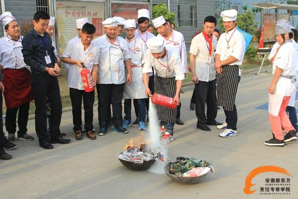 同学们在学习灭火器的使用方法