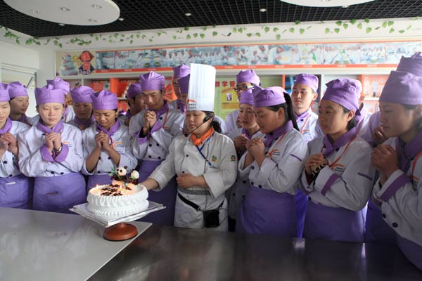 雅安坚强，芦山不哭！新东方烹饪学子在行动