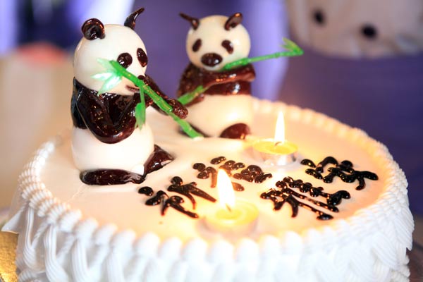 经典西点专业学生做蛋糕为雅安灾区同胞祈福