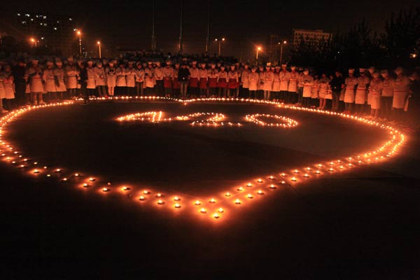 新东方烹饪学子点亮500支爱心蜡烛为雅安祈福