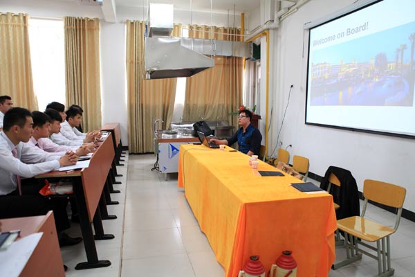 上海佘山索菲特酒店来安徽新东方开展专场招聘会