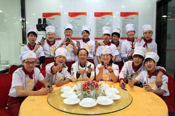 “粽情”新东方   共贺端午迎中考