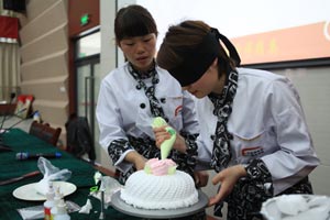 陈霞大师示范讲学  蒙眼裱花绝技惊艳全场