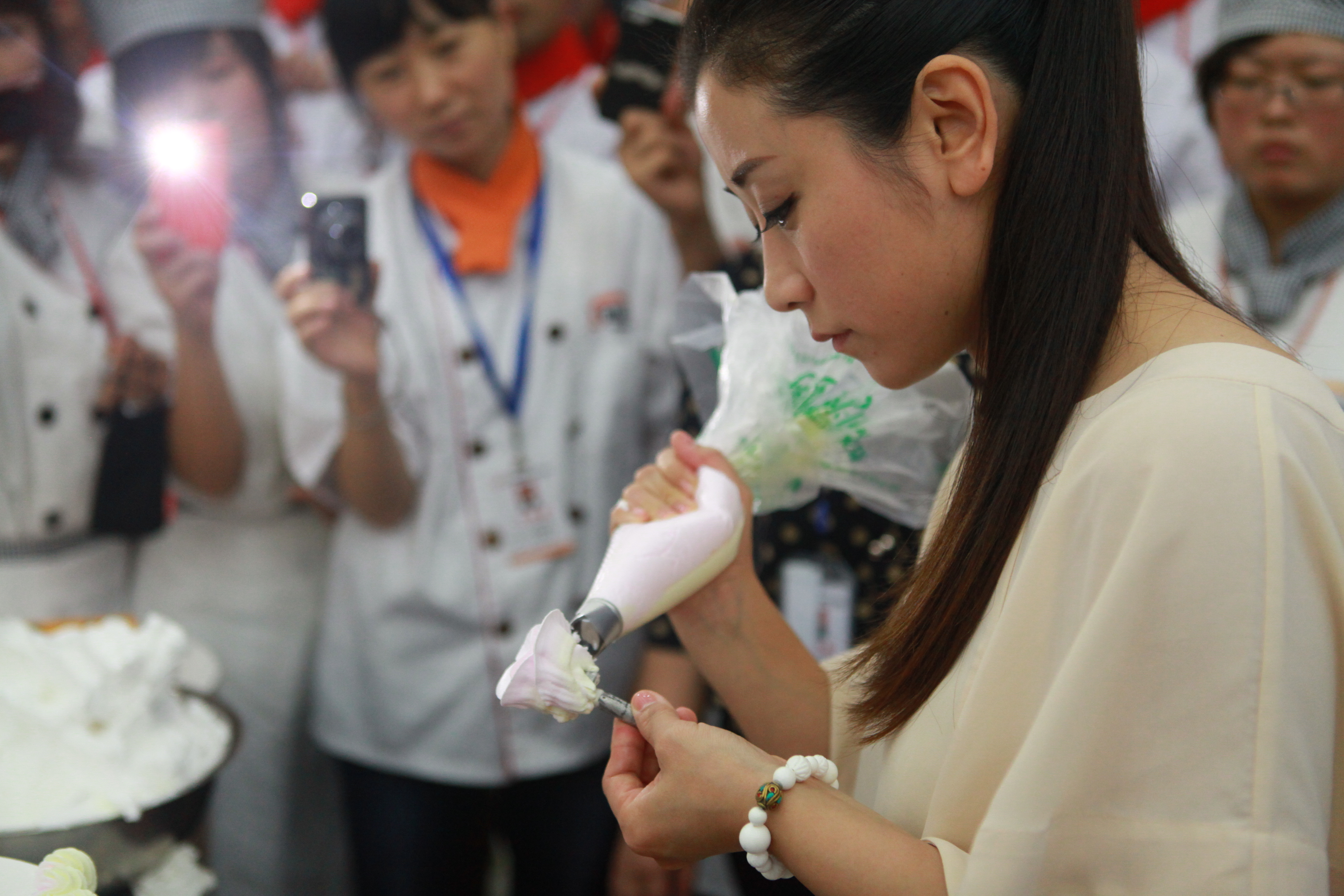 欢迎东方卫视《顶级厨师》冠军赵丹亲临安徽新东方