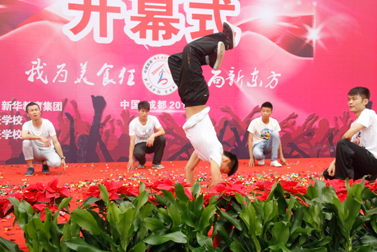 精彩文艺汇演 共圆厨师梦