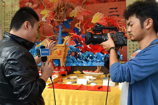 成都电视台报道美食狂欢节大赛赛事