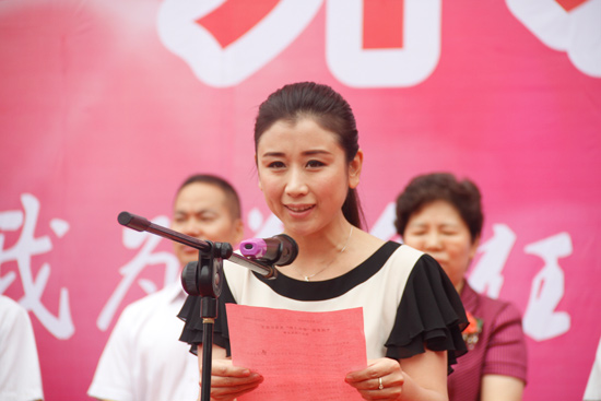 新东方骄子赵丹 绝技“整鱼脱骨”震撼美食盛典