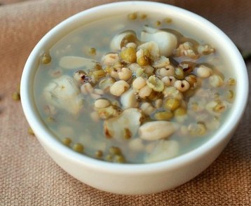 湿热体质肤色或偏黄 喝绿豆薏仁汤祛湿