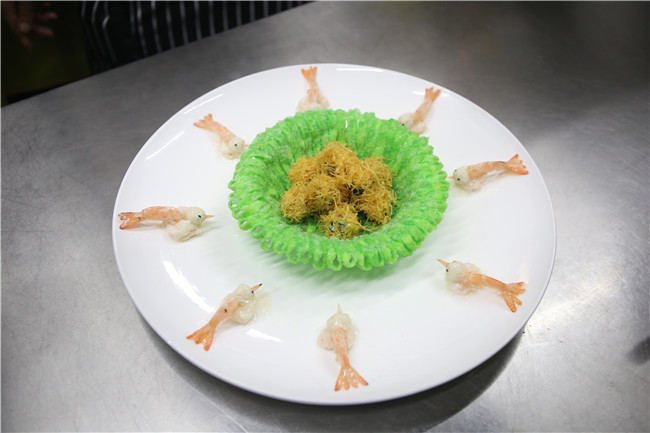 银丝饼菜品制作好后,两位大师让同学们一起品尝,并且展开交流,同学们