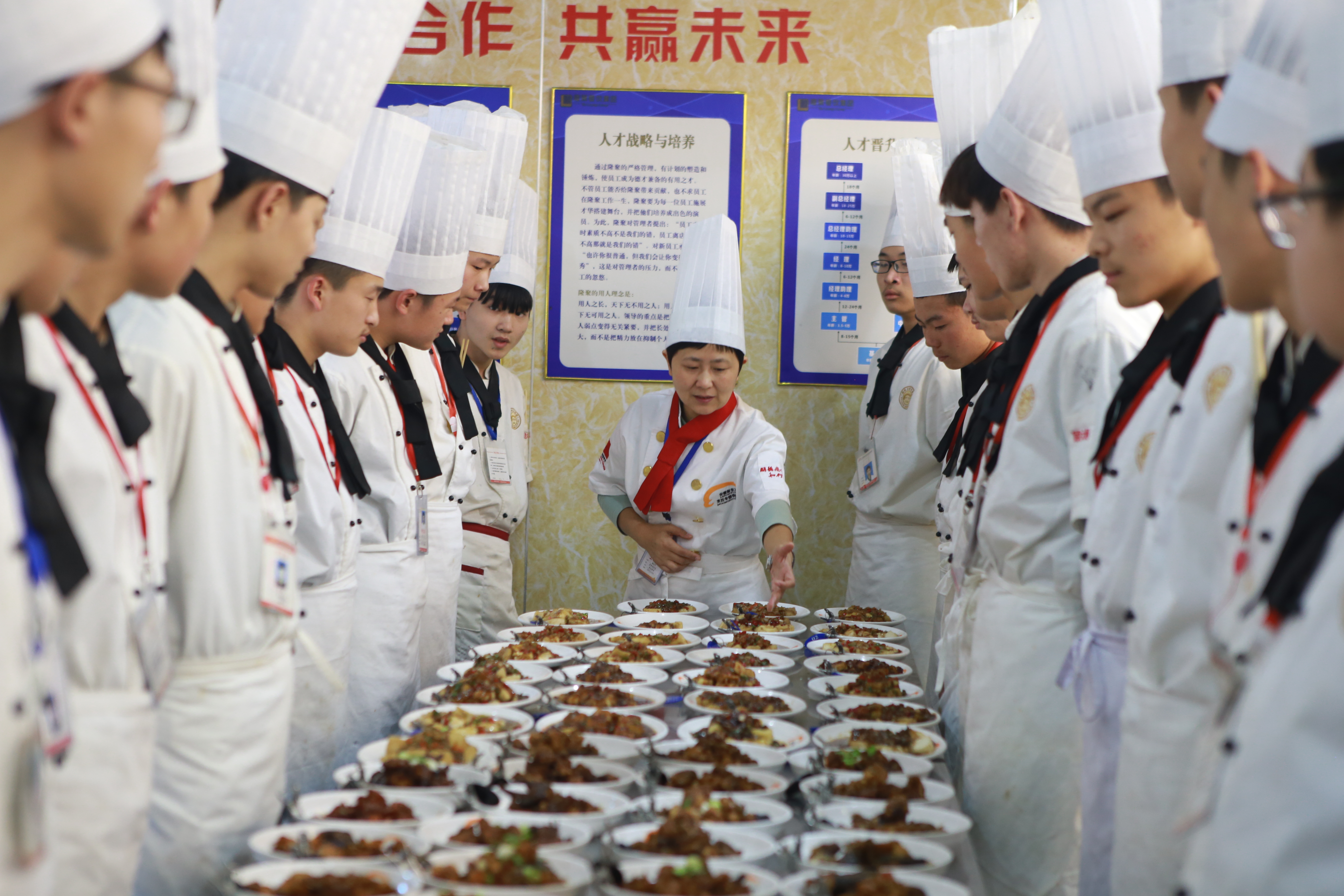 初中没毕业学厨师有前途吗 \