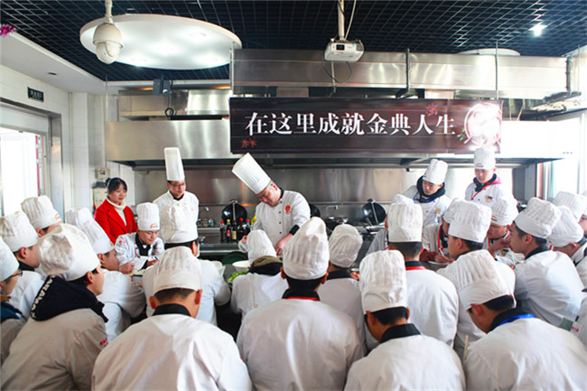 【名师大讲堂】“胡桃里”行政总厨蔡松来院讲授特色菜