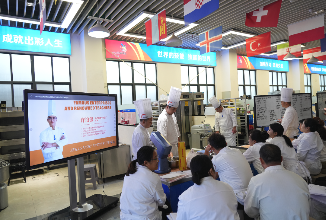 名师进校园 | 蓝塔中央工厂厂长许浪浪亲授：解锁网红“奶酪面包”的甜蜜密码！