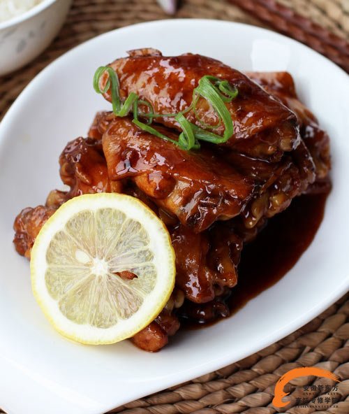 材料:鸡翅9个,可乐250ml,柠檬1个,生抽,葱姜蒜,料酒制作过程:1,准备