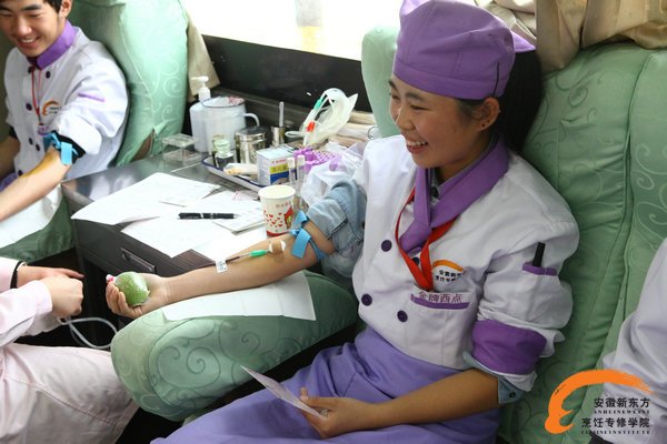 无偿献血车开进校园 安徽新东方学子踊跃献血